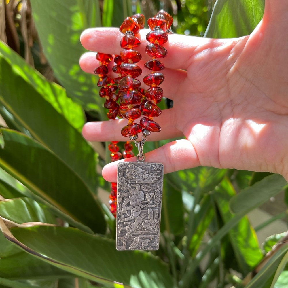 Estate natural Baltic honey / cherry amber silver tone art etching necklace